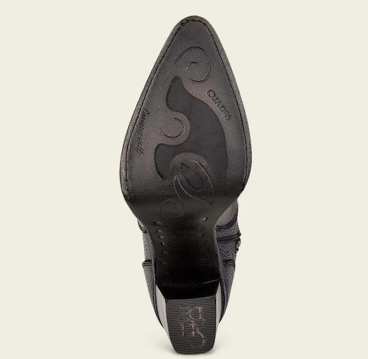 Bota tradicional en piel genuina para dama.