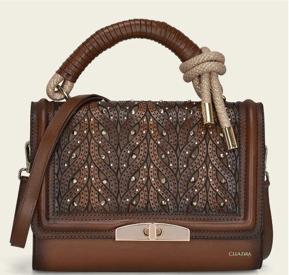 Bolso de mano con estoperoles.