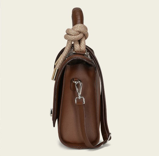 Bolso de mano con estoperoles.
