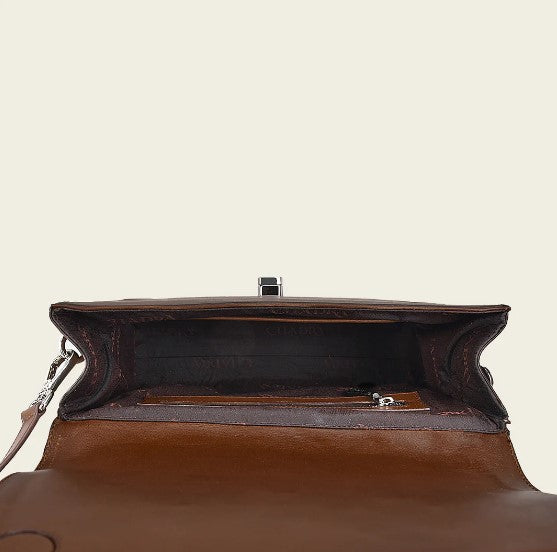 Bolso de mano con estoperoles.