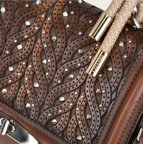 Bolso de mano con estoperoles.