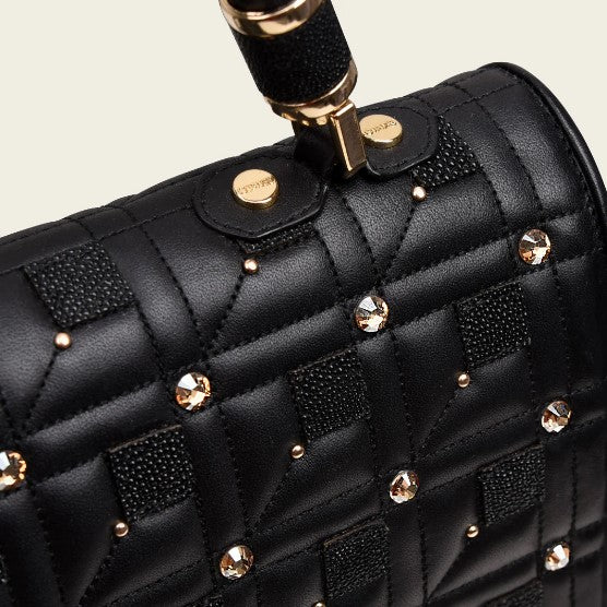 Bolso con piel de mantarraya y cristales.