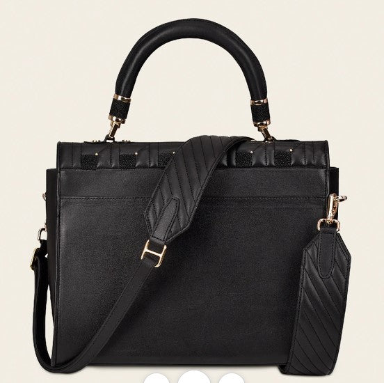 Bolso con piel de mantarraya y cristales.