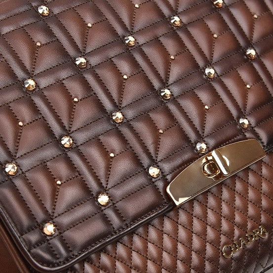 Bolso en piel genuina con cristales.