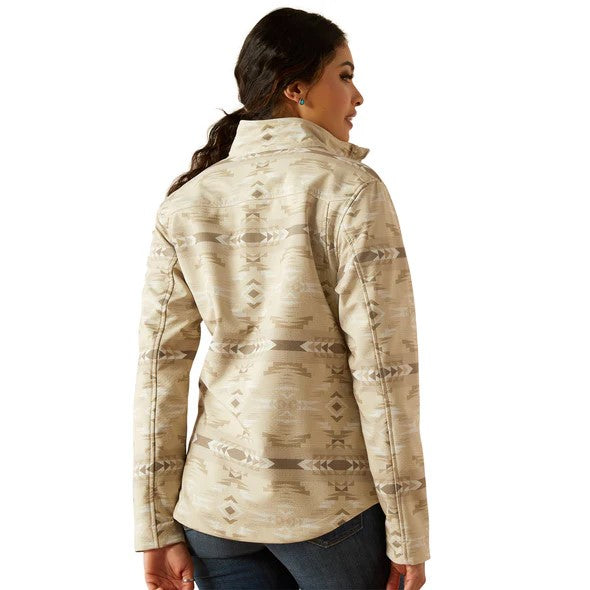 Chamarra Ariat New Team Softshell Estampado Sandstone.