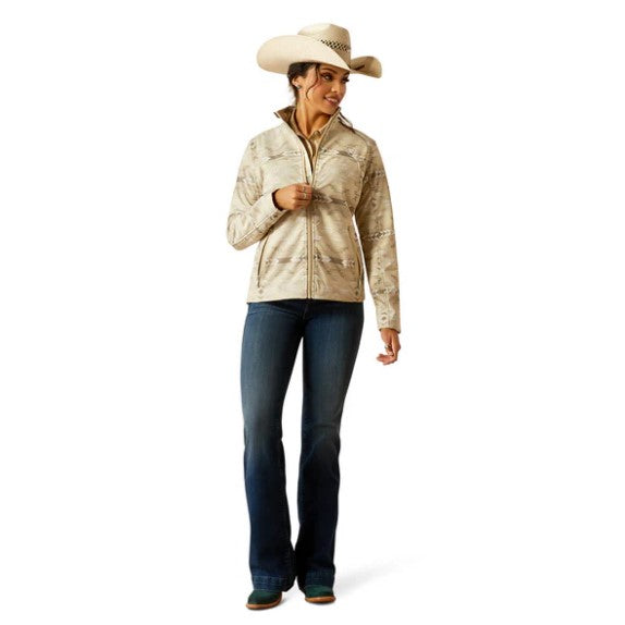 Chamarra Ariat New Team Softshell Estampado Sandstone.