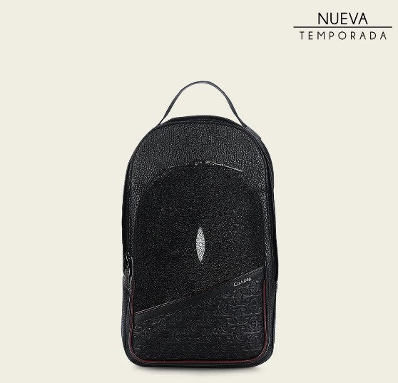 Mochila en piel genuina de mantarraya para caballero.