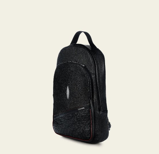 Mochila en piel genuina de mantarraya para caballero.
