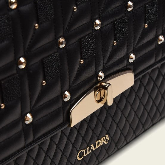 Bolso con piel de mantarraya y cristales.